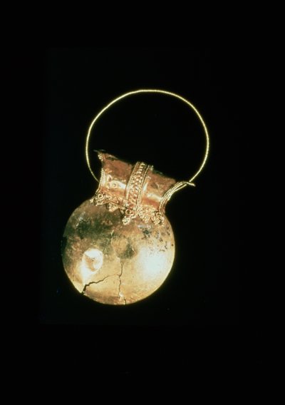 ポンペイのメナンデルの家からの金のブラ、79 AD（金） 作： Roman