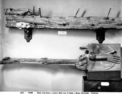 ネミ湖でのローマ時代の船の発掘で発見されたアヴェルルンカの手と櫂の断片 作： Roman