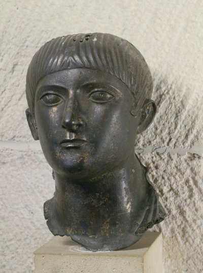 「若いアキテーヌの酋長」（青銅）として知られている若者の頭 作： Roman