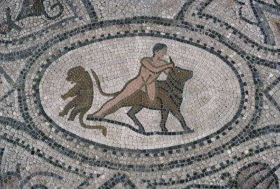 ヘラクレスとクレタ島の牛、ヘラクレスの家（モザイク）の床から 作： Roman