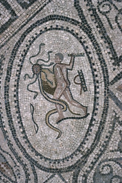 ヘラクレスとレルネーのヒュドラ、「ヘラクレスの家」の床から（モザイク画） 作： Roman