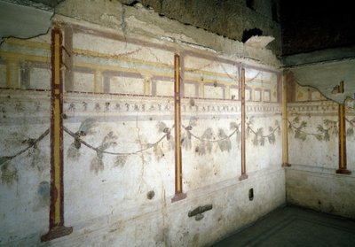 松の花輪のフレスコ画の内観 作： Roman