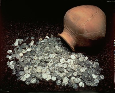 ローマ時代の銀貨をため込んだ壺、フォルカーク出土、紀元3世紀半ば 作： Roman