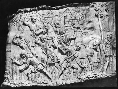 トラヤヌスの柱、AD 110-113（しっくい）からキャストされたキャスト、大麦狩りの軍団 作： Roman
