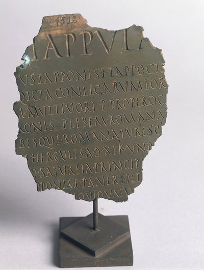 Lex Tappula、ヴェルチェッリの共産主義サークルが作成した風刺的な法律の断片、ローマの民衆投票法と同じ形式で書かれたパロディ、フェストによって受け継がれた共産主義の法律の一部を形成、ブロンズ、ローマ文明 作： Roman