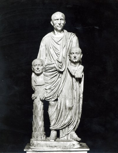 先祖の胸像（大理石）を手にするルシウス・ユニウス・ブルータス（モノクロ写真 作： Roman
