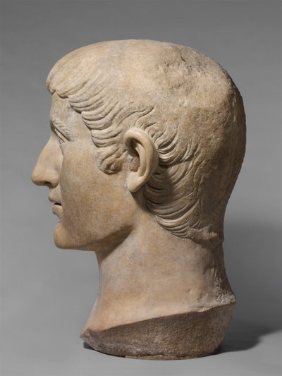 皇帝コンスタンティヌス1世の肖像頭部（大理石）、紀元後325年から370年頃 作： Roman