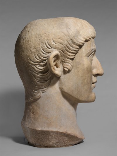 皇帝コンスタンティヌス1世の肖像頭部（大理石）、西暦325～370年頃 作： Roman