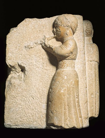 アウロスを弾く女性のオスナの彫刻、アンダルシア、ウルソ 作： Roman