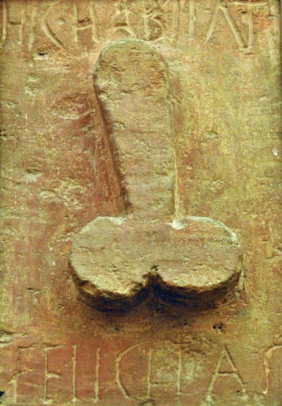 ラテン語の文章「Hic habitat felicitas」に囲まれたファルスのあるプラーク 作： Roman