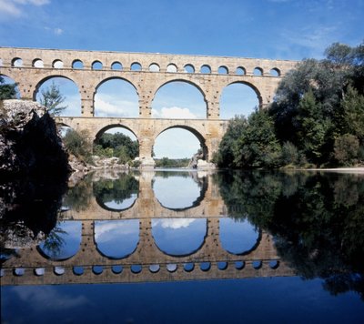 ポン・デュ・ガール。1世紀後半に建設されたローマ時代の水道橋。 作： Roman
