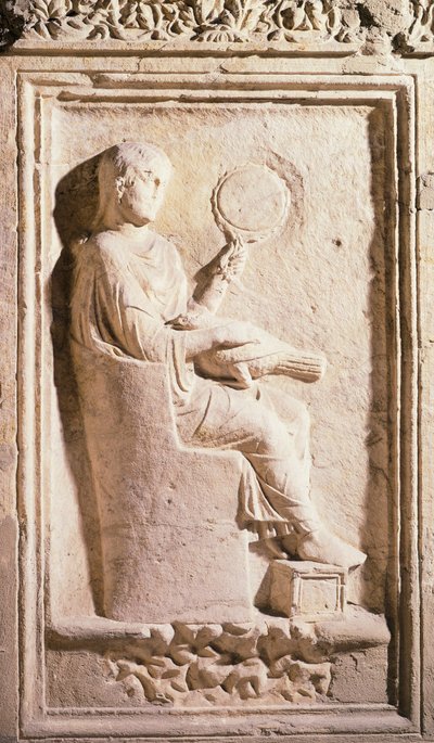 鏡を持つローマの女性を描いたレリーフ 作： Roman