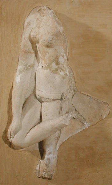女性の体、チュニジア（漆喰）を描いたレリーフ 作： Roman