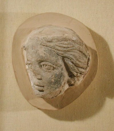 チュニジア（漆喰）の女性の頭を描いたレリーフ 作： Roman