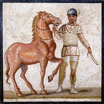 ローマのサーカスの4つの派閥のうち、白人（factio albata）を表す。派閥は、上帝時代（紀元1世紀）にサーカス競技を行うクラブで、色によって特徴づけられていました。モザイク、ローマ国立博物館。 作： Roman