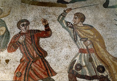 ローマのアート。モザイク「大狩り」の詳細 ローマ貴族が奴隷の一人を棒で罰する。紀元315年から350年。アルメリーナ広場、ヴィラ・ロマーナ・デル・カサーレ 作： Roman