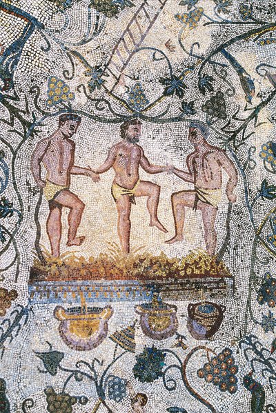 ローマ美術：収穫のモザイク。3人の男がブドウを潰して口を開けている様子を表したディテール。ローマの円形劇場の家。3世紀末。JC.メリダ・スペイン-ローマ美術。葡萄の収穫のモザイク。ワインを搾る様子。3人の男がワインを搾る様子を描いたディテール 作： Roman