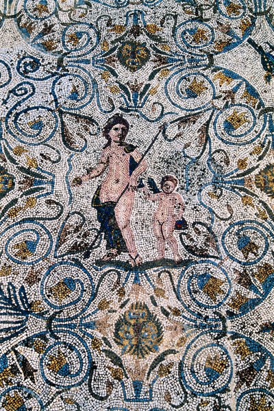 ローマのアート。円形劇場のローマ人別荘から出土した紀元4世紀のモザイク。スペイン、メリダ、国立ローマ芸術博物館 作： Roman