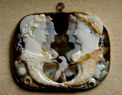 ローマ時代の美術。オニキスのカメ（Gemma Claudia）は、クロード（Tiberius Claudius Drusus）（紀元前10～54年）とその妻アグリッピン（Agrippina the Young）（紀元前15～59年）（小アグリッピン）（左）とカイウス・ユリウス・カエサル（Caius Julius Caesar dit Germanicus）（紀元前15～19年）の皇室の夫婦の表現を装飾している C) 作： Roman