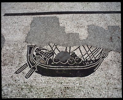 ローマのアート伍代広場にある海の男の公社の「船」モザイク 作： Roman