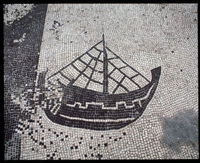 ローマのアート伍代広場にある海の男の公社の「船」モザイク 作： Roman