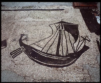 ローマのアート伍代広場にある海の男の公社の「船」モザイク 作： Roman