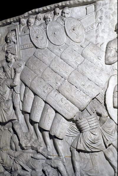 ローマの芸術「第一次世界大戦中のローマ人の襲撃」 トラヤヌス帝（53-117）の時代に建設されたローマのトラヤヌスの柱（Colonna Traiana）の浅浮彫りを再現した1862年の金型（低浮彫り）。 作： Roman