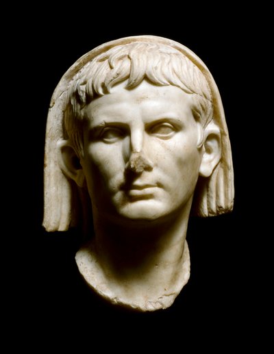 ローマ美術：「アウグストゥス皇帝の頭部（Caius Julius Caesar Octavianus Augustus）」。大理石彫刻 - メリダ、ローマ国立美術館 - ローマ皇帝アウグストゥス（Caius Julius Caesar Octavianus Augustus）の頭部（紀元前63年～紀元後14年） - 大理石彫刻、美術品 作： Roman
