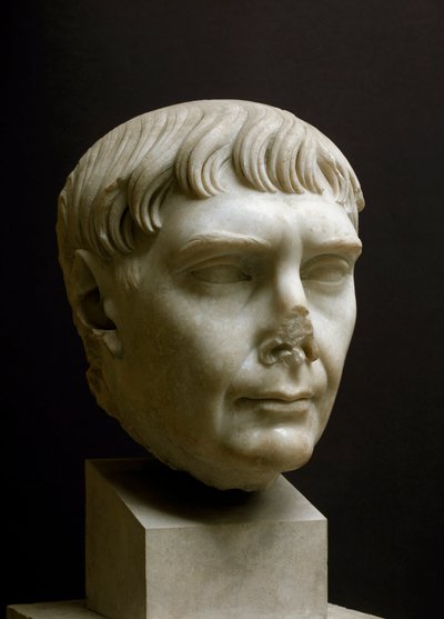 ローマの芸術"トラヤヌス帝（Marcus Ulpius Traianus）（西暦53-117年）の大理石頭部 "イタリア、オスティアの博物館 - トラヤヌス帝（Marcus Ulpius Traianus）（西暦53-117年）の肖像 - ローマの大理石彫刻、帝政期、西暦2世紀 - 考古学博物館。 作： Roman