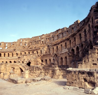 チュニジア、エル・ジェムのローマ時代のコロセウム。 作： Roman