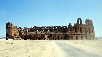 チュニジア、エル・ジェムのローマ時代のコロセウム。 作： Roman