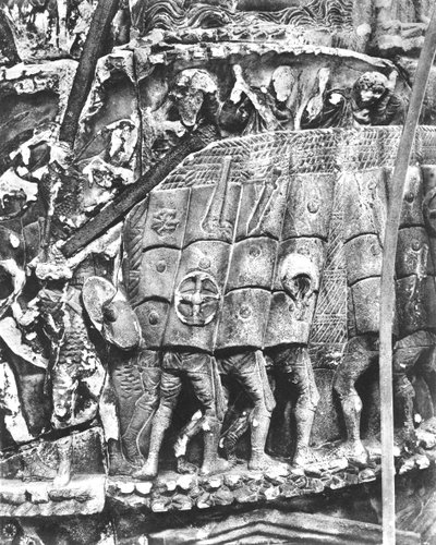 攻撃の際にテストゥード法を用いるローマ兵、マルクス・アウレリウスの円柱の細部、AD180-196年（大理石）（モノクロ写真 作： Roman