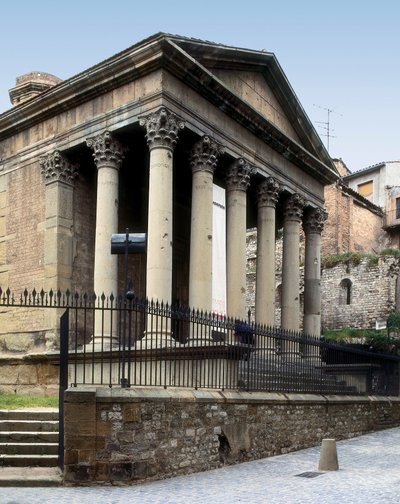 スペイン、バルセロナのローマ神殿、紀元2世紀初頭（写真 作： Roman