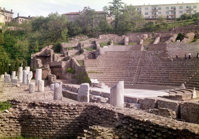 古代ローマ時代の劇場リヨンのローマ劇場、フルヴィエールの丘（ローヌ川）にある紀元前1世紀のもの。 作： Roman
