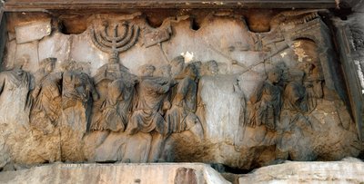 ローマ時代のアート。"メノーラまたはメノーラ（7本の枝を持つ燭台）を持つ同盟の箱舟の凱旋行進"1世紀のレリーフ。ティトゥスのアーチ、フォロ・ロマーノ（ローマの広場）、ローマ 作： Roman