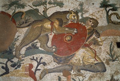 ローマ美術：雌ライオンに襲われた猟師が盾で身を守る。西暦315年から350年にかけての「大きな狩りの部分」のモザイク画の詳細。アルメリーナ広場、ヴィラ・ロマーナ・デル・カサーレ 作： Roman