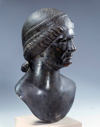 ローマ美術：ブロンズ製の女性の頭部。紀元1世紀の初めパリ、ルーヴル美術館 作： Roman