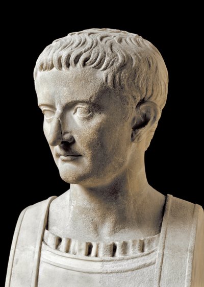 ローマ美術：ローマ皇帝ティベレ（ティベリオ・クラウディオ・ネローネ、紀元前42年～紀元後37年）の大理石製胸像。紀元1世紀、エルコラーノ（ヘルクラネウム）出土。ナポリ、ナツィオナル考古学博物館 作： Roman