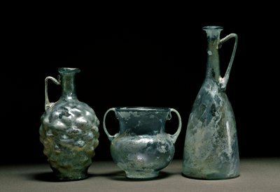 ローマ美術：ガラス瓶と水差し。紀元1～2世紀マドリード国立ローマ美術博物館 作： Roman