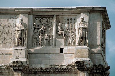 ローマ美術：民衆への補助金の分配（左）と蛮族のリーダーの降伏（右）を表現した大理石の低層レリーフ。西暦312年〜315年ローマ、コンスタンティヌスのアーチ 作： Roman