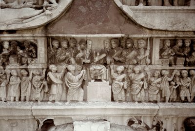 ローマ美術：シーザーのフォーラムで民衆に補助金を分配する様子を表現した大理石製の低層レリーフ。AD312-315年。ローマ、コンスタンティヌスのアーチ - ローマの芸術。民衆にお金を分配する皇帝（ラルギティオ）。レリーフ、西暦312-315年。コンスタンティヌスのアーチ 作： Roman