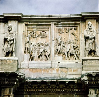 ローマ美術：民衆への補助金の分配（左）と蛮族のリーダーの降伏（右）を表現した大理石の低層レリーフ。西暦312年〜315年ローマ、コンスタンティヌスのアーチ 作： Roman