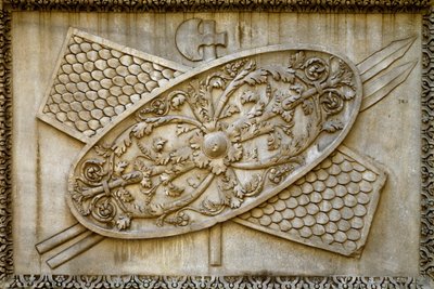 ローマ美術：神のハドリアヌス神殿の盾と武器を飾る低層レリーフ。西暦145年ローマ、コンセルヴァトーリ美術館 作： Roman