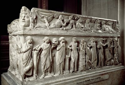 ローマ美術：大理石の石棺には、ムーズと宴会の場面を描いたストッキングが飾られている。オスティア産。紀元後120-130年。パリ、ルーヴル美術館 作： Roman