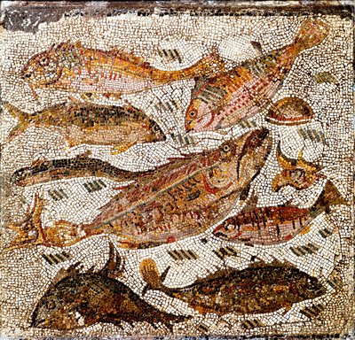 ローマ美術：魚を表すモザイク。紀元1～2世紀。カッシア通りのヴィラ・デイ・セッティミーから。ローマ、ローマ国立博物館 -ローマ美術：魚類を描いたモザイク画。紀元後1世紀または2世紀。カッシア通りのヴィラ・デイ・セッティミイより。ローマ・ナツィオナーレ・ロマーノ美術館 作： Roman