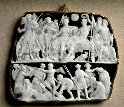 ローマ美術：彫刻家ディオスクライド（またはディオスコリデス）が製作したオニキス製カメオは2段になっている。上部には、神話上の神々に囲まれた皇帝アウグストゥス（紀元前63年～紀元後14年）が、後継者ティベレ（紀元前42年～紀元後37年）を迎えています。左から右へ、ティベレが彼女の上から降りてきます。 作： Roman