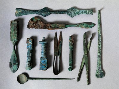 ローマ美術：ポンペイの外科医の家から出土した手術器具一式。紀元前1世紀。ナポリ、ナチス考古学博物館 作： Roman