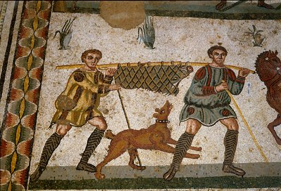 ローマ美術：2人の奴隷がイノシシを運ぶ。紀元315年から350年の「小さな狩猟隊」のモザイク画の詳細。アルメリーナ広場、ヴィラ・ロマーナ・デル・カサーレ 作： Roman