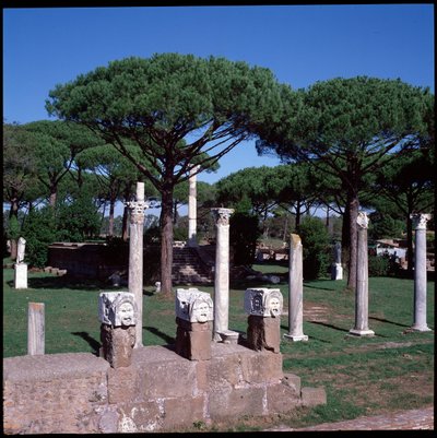 ローマ美術：オスティアの考古学的遺跡、ケレース神殿の遺跡の様子 作： Roman