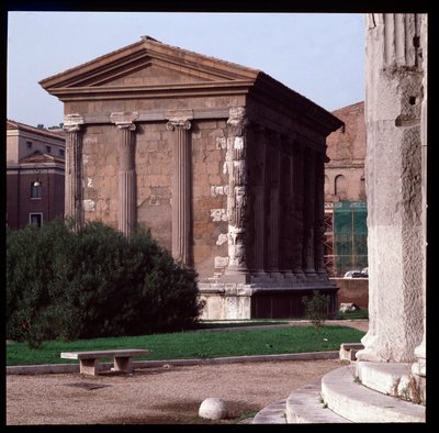 ローマ美術：ポルトゥヌス神殿（男運の神殿）跡の眺め、ボアリウム・フォーラムの考古学的遺跡、紀元70〜80年、イタリア・ローマ（Roman art: view of the Temple of Fortuna Virilis (Portunus) Rome, Italy） 写真撮影 作： Roman